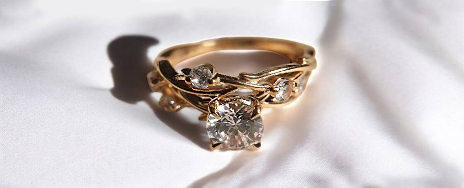 Gempara vintage-inspired diamond leaf ring set, featuring intricate leaf motifs adorned with sparkling diamonds, blending nature's elegance with timeless craftsmanship