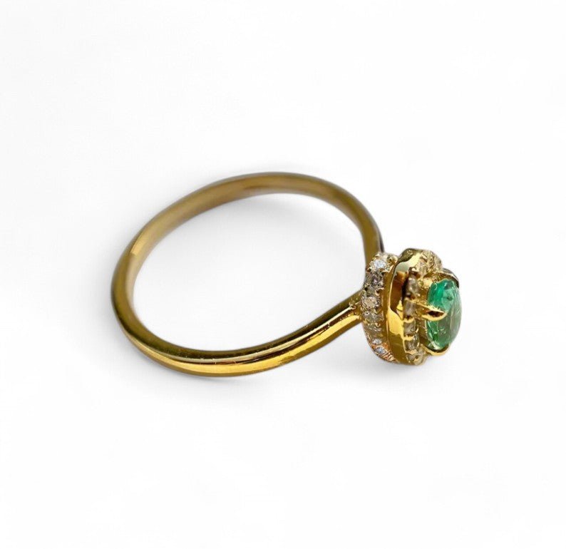 1CT Oval - Cut Emerald Ring with Moissanites - GEMPARA