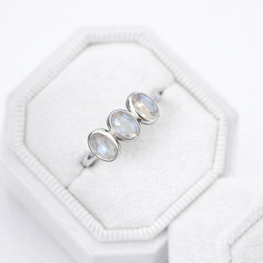 925 sterling silver Vintage Natural Oval Bezel Rainbow Moonstone Ring - GEMPARA