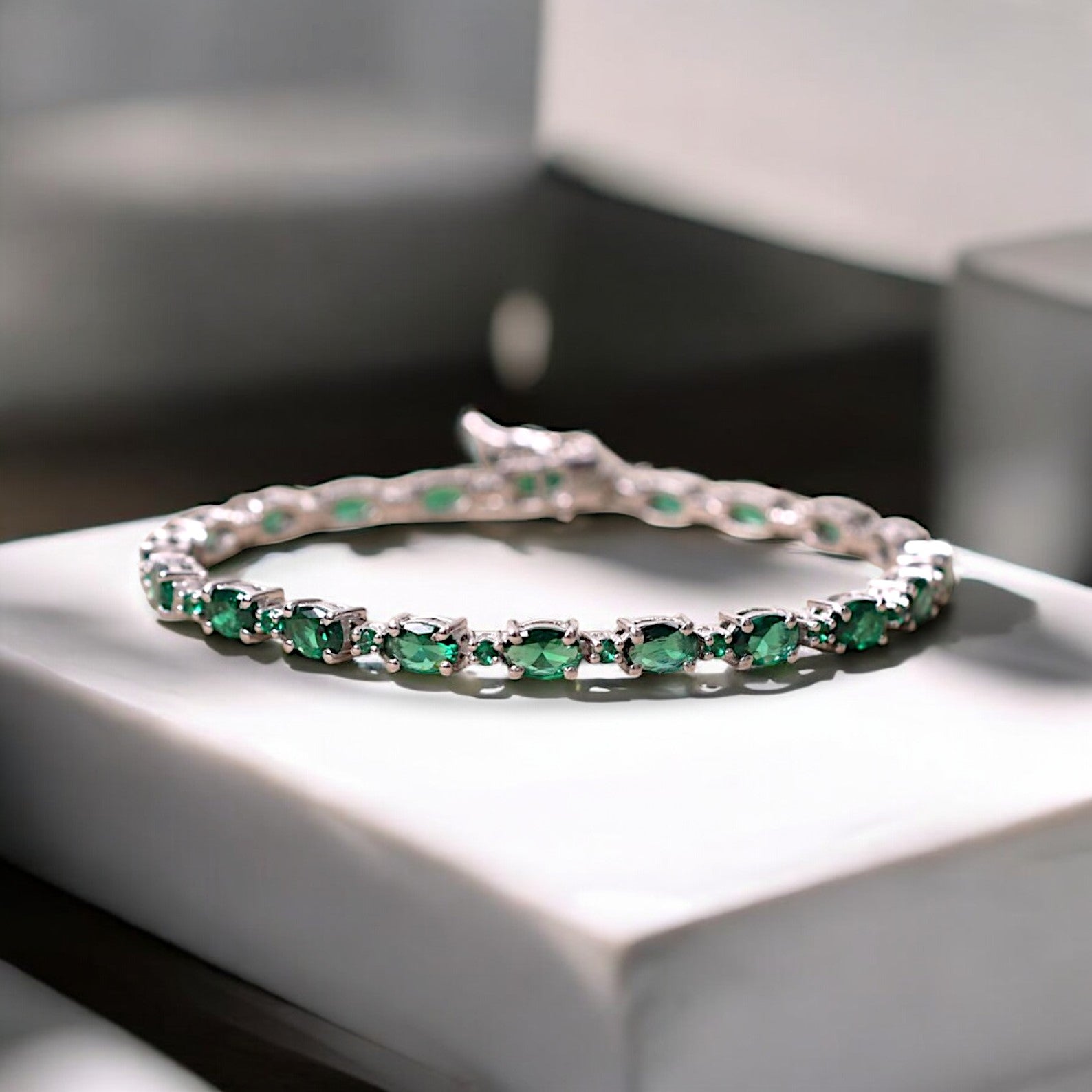 Vine Oval Emerald Bracelet - GEMPARA