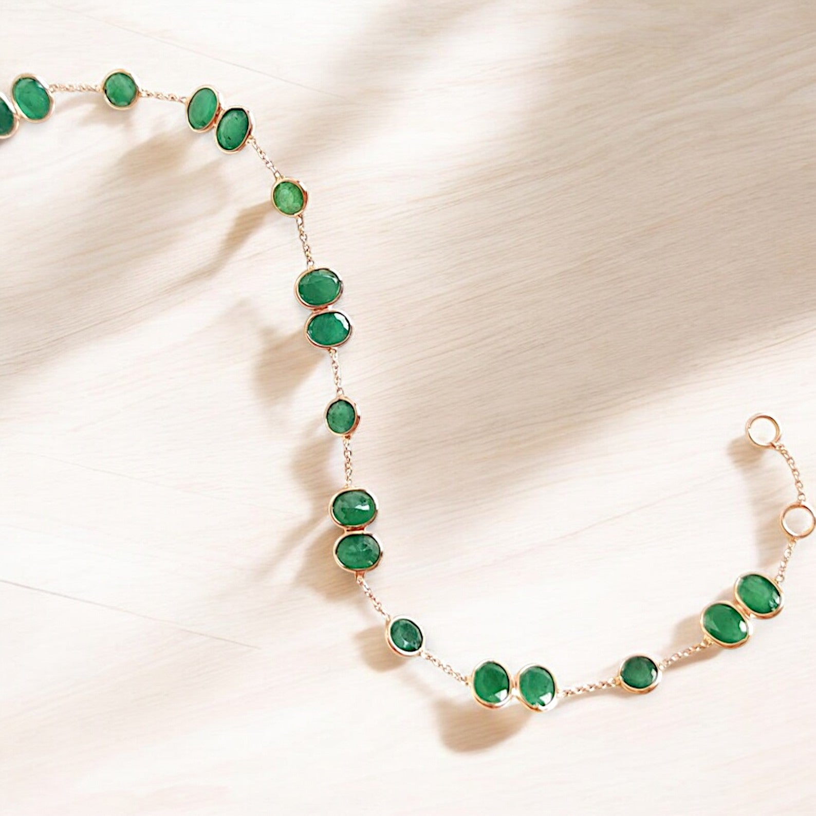 Chorós Bezel Emerald Bracelet - GEMPARA